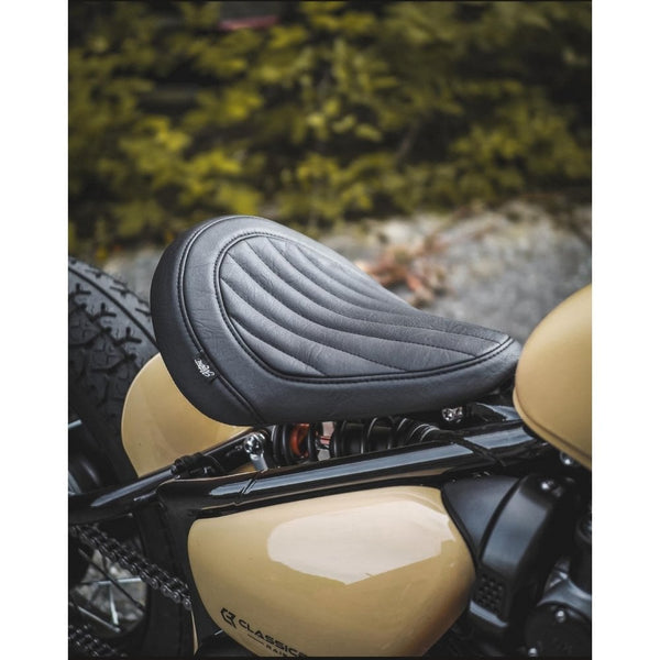 Motone Cobra Seat - Vertical Ribs - Triumph Bobber
