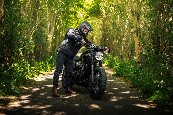 Triumph - T120 Dark Night Gloss Black
